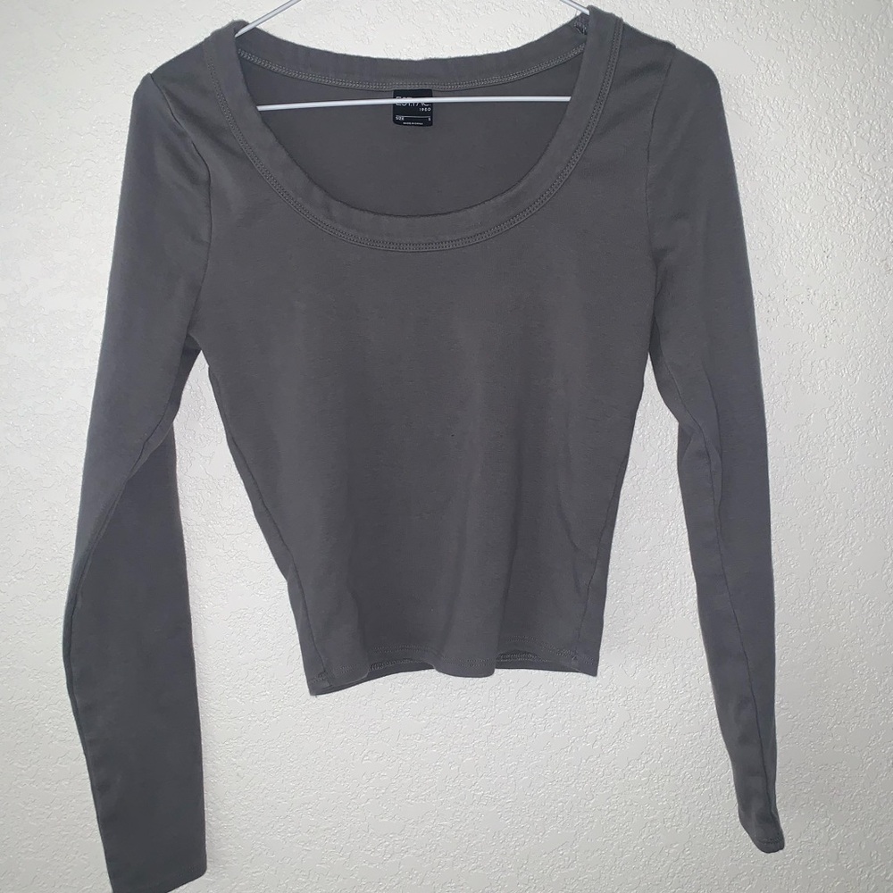 -I’m selling because it’s big on me, it’s a size small.